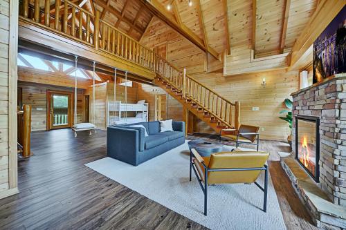 Gorgeous Large Cabin With Hot Tub Games and 5430 Sq Ft of Ultimate Family Fun Pets Welcome - image 6
