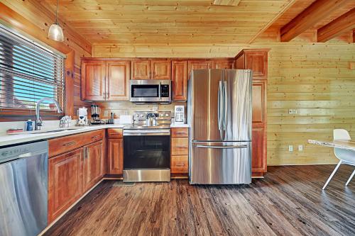 Gorgeous Large Cabin With Hot Tub Games and 5430 Sq Ft of Ultimate Family Fun Pets Welcome - image 12