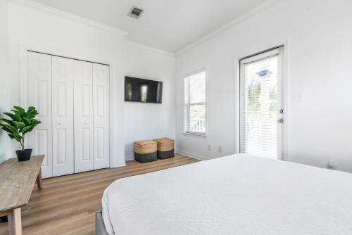 3-Story Retreat Home 10-Mn Walk to Beach Gulf Views Pets Welcome - image 8