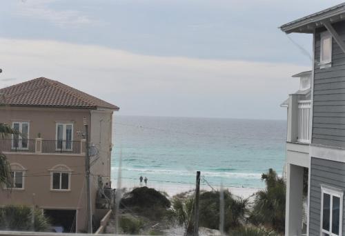 3-Story Retreat Home 10-Mn Walk to Beach Gulf Views Pets Welcome