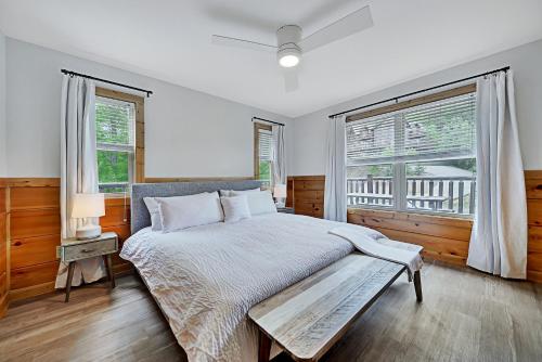 Spectacular Cabin Amazing Views Hot Tub Games BBQ and Community Pool Access Pets Welcome - main image