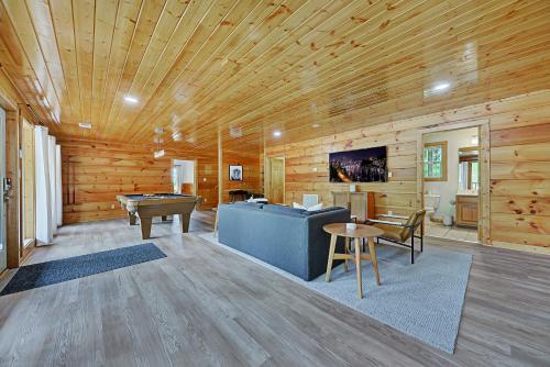 Spectacular Cabin Amazing Views Hot Tub Games BBQ and Community Pool Access Pets Welcome - image 3