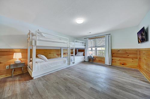 Spectacular Cabin Amazing Views Hot Tub Games BBQ and Community Pool Access Pets Welcome - image 6