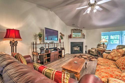 Hot Springs Apt with Grill Less Than 2 Mi to Lake Coronado! in Hot Springs Village, USA