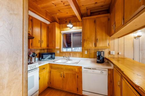 Pinewood Haus in Big Bear City, USA