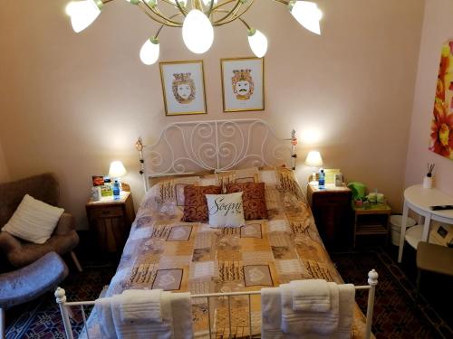 Double Room with Balcony image 6