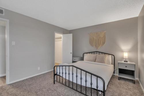 Spacious Midland Getaway and Pool - image 3