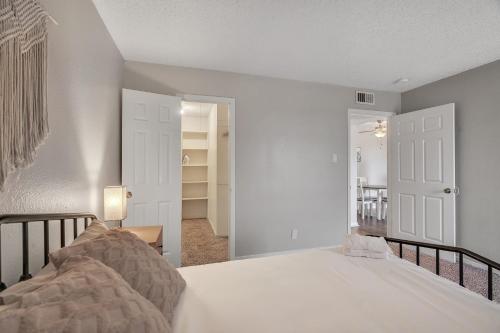 Relaxing 1-Bedroom Flat and Outdoor Pool