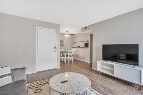 Spacious 1BR Suite and Outdoor Pool - main image