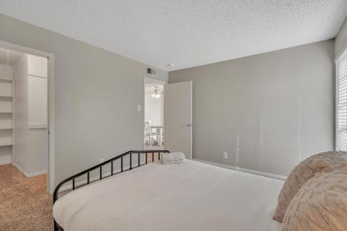 Spacious 1BR Getaway in Heart of Midland - image 6