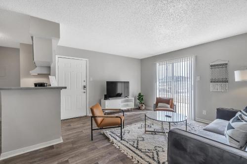 Relaxing 1BR Getaway in Heart of Midland - image 4