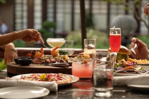 Hollywood Hills Hotel - image 2