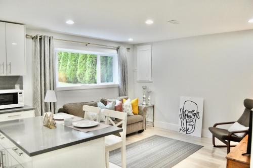 Stylish 1 BR suite in North Vancouver 10 mins ski in North Vancouver, Canada