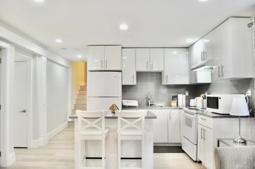 Stylish 1 BR suite in North Vancouver 10 mins ski in North Vancouver, Canada