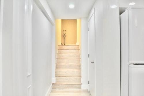 Stylish 1 BR suite in North Vancouver 10 mins ski in North Vancouver, Canada