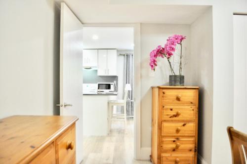Stylish 1 BR suite in North Vancouver 10 mins ski in North Vancouver, Canada
