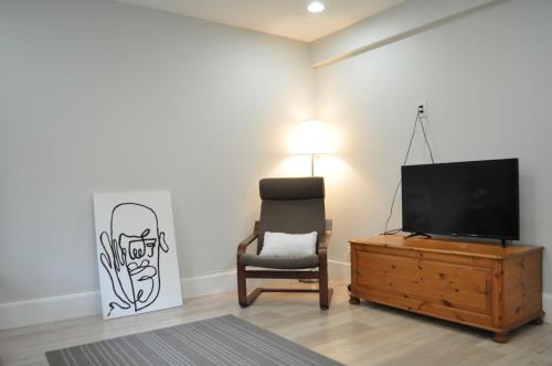 Stylish 1 BR suite in North Vancouver 10 mins ski in North Vancouver, Canada