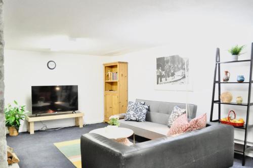 Spacious 2 Bedroom private basement suite in Lynn Canyon
