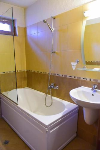 Family Hotel Lazur - image 13