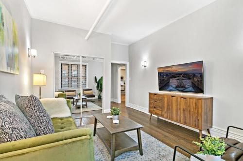 Prime Location 2-Bedroom Apt Near Park and Lakefront