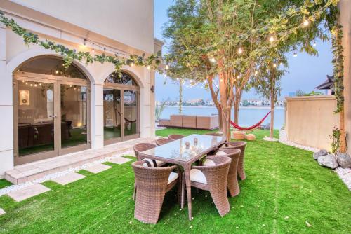 Stella Stays Spectacular 4 BDR Palm Villa Beach Private Pool