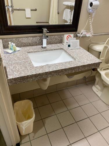 Quality Inn - Clinton Knoxville North