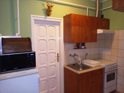 ห้องครัว, Szivarvany Apartman in กียูลา