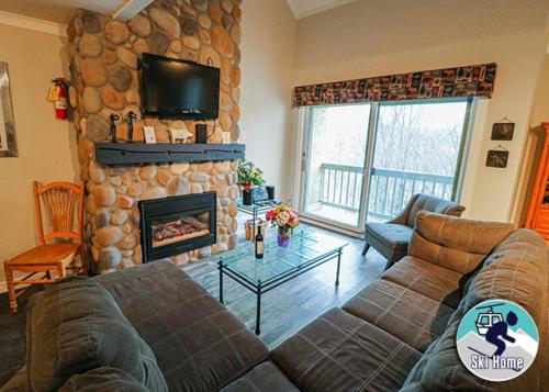 Perfect four bedroom condo with shuttle to the mountain, ski Back Whiffletree D8