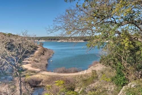 Pet-Friendly Belton Lake Studio with Deck and Kayaks!