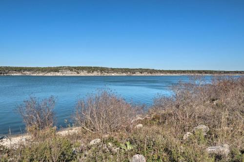 Pet-Friendly Belton Lake Studio with Deck and Kayaks!