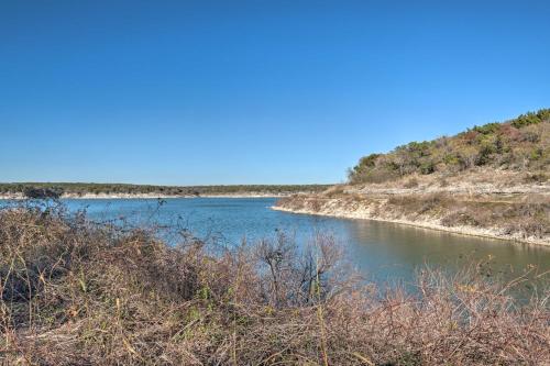 Pet-Friendly Belton Lake Studio with Deck and Kayaks!