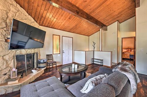 Lake Arrowhead Cabin with Deck and Stunning Mtn Views! in San Bernardino, USA