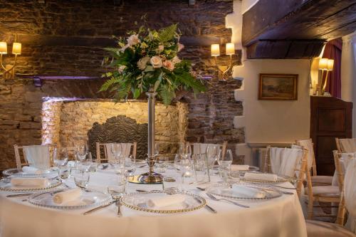 ห้องจัดเลี้ยง, Macdonald Bear Hotel in วิทเนย์