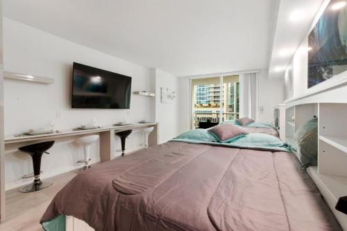 Elite Brickell Studio on the Bay - Tap to explore photos