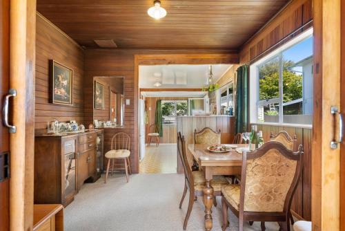 The Lake Bach - Ngongotaha Lakefront Holiday Home photo 4