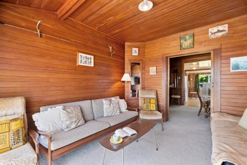 The Lake Bach - Ngongotaha Lakefront Holiday Home photo 3
