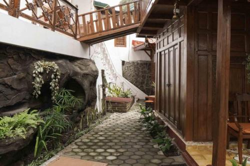 Rumah Kayu Joglo Yudhistira, tepi sungai, 2BR