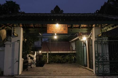 Rumah Kayu Joglo Yudhistira, tepi sungai, 2BR