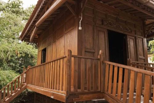 Rumah Kayu Joglo Yudhistira, tepi sungai, 2BR