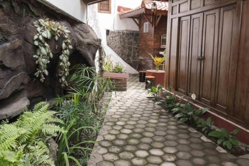 Rumah Kayu Joglo Yudhistira, tepi sungai, 2BR