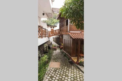 Rumah Kayu Joglo Yudhistira, tepi sungai, 2BR