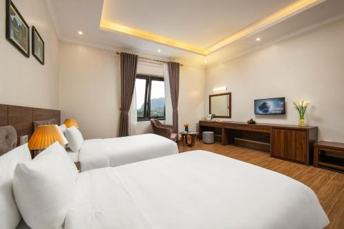 Nam Hoa Hotel Nam Hoa Hotel is perfectly located for both business and leisure guests in Ninh Binh. The hotel offers a wide range of amenities and perks to ensure you have a great time. 24-hour room service, free W