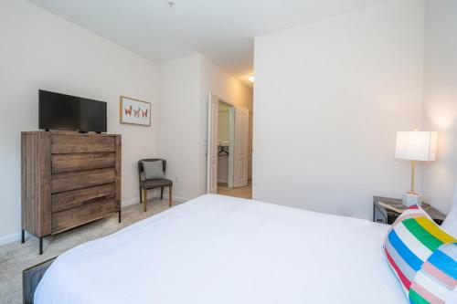 Viagem Durham Beautiful 2BR Patio and Parking - image 8
