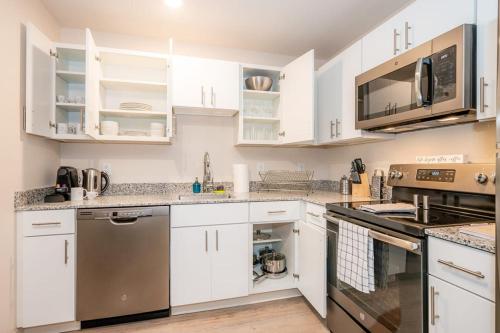 Viagem 2BR with In Unit Laundry & Parking near RTP - image 4