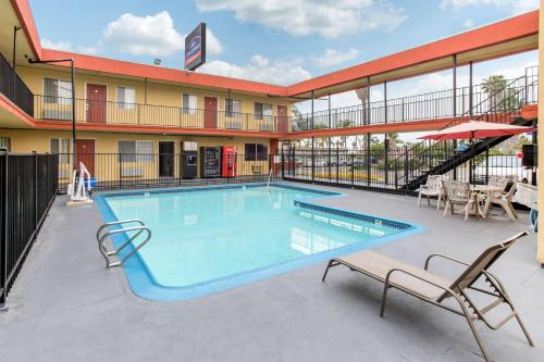 Howard Johnson by Wyndham, Chula Vista/San Diego Hotel & Suites