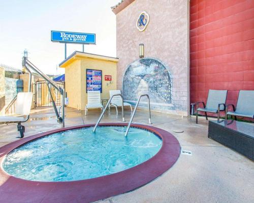 Rodeway Inn & Suites Colton-Riverside