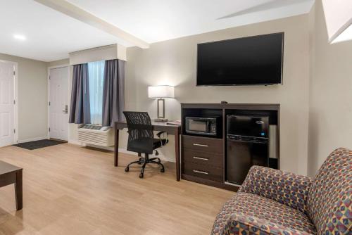 Quality Inn & Suites - image 9
