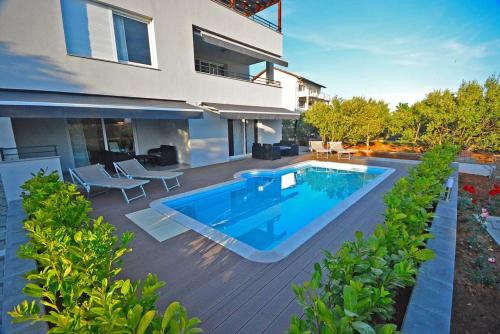 Apartment 2 with the swimming pool - Location saisonnière - Turanj