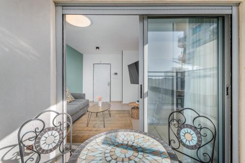 Very bright one BDR W/ balcony close to the beach