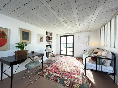 L'Atelier 70m2 confortables chambres d hotes et salon sur un jardin pres du port